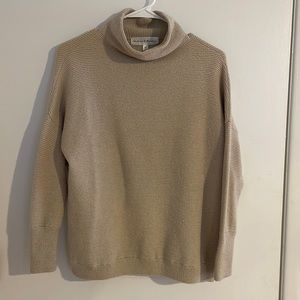 Crème turtle neck sweater